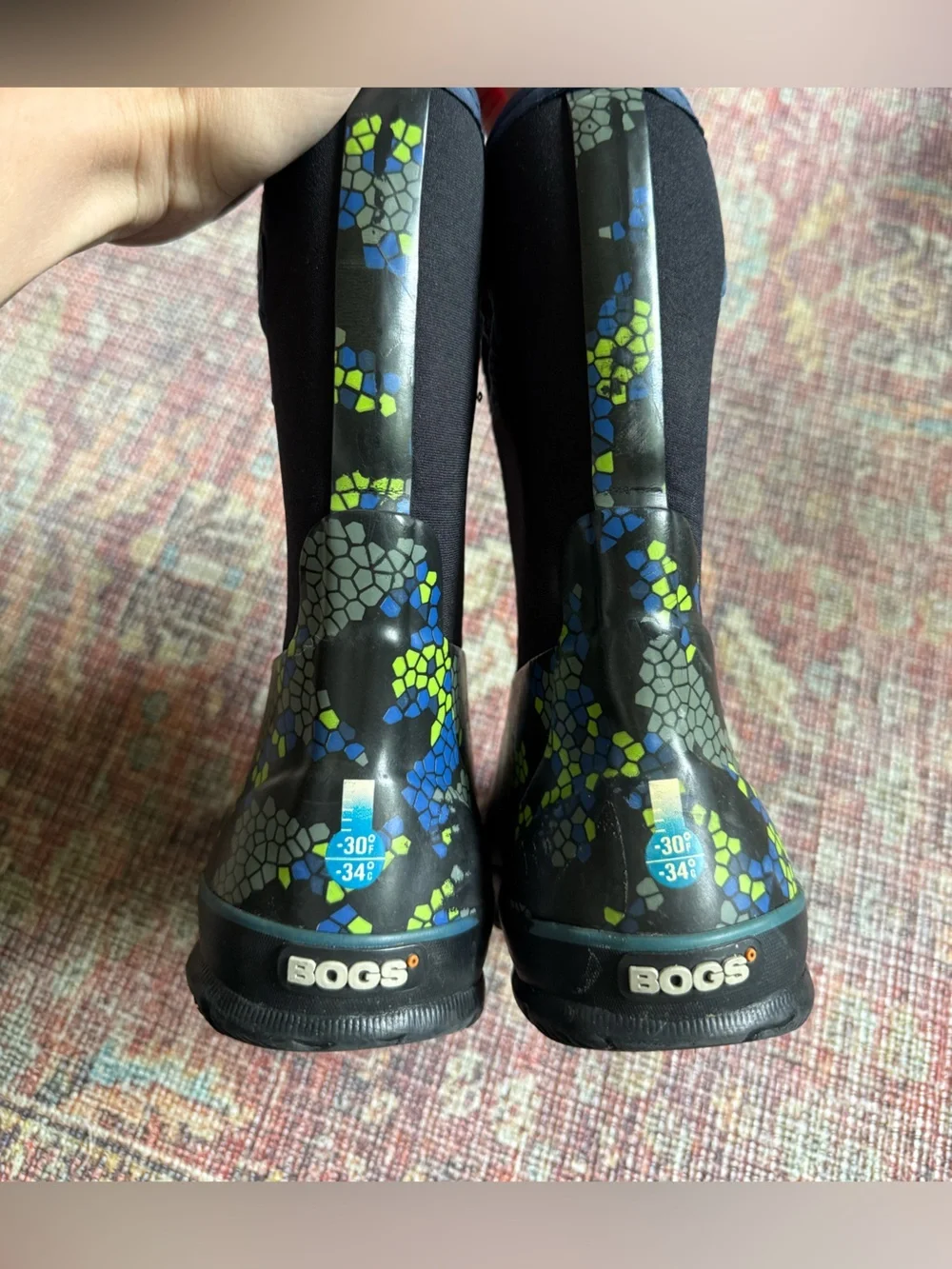 Bogs Classic axel Black blue and Green patterned size 1 winter boots